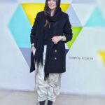 Elnaz Habibi Instagram - یادمه خیلی کوچیک بودم که «مردی شبیه باران» رو دیدم حال فیلم برام عجیب بود و بازی جناب ابولفضل پورعرب تا همیشه یادم میمونه ... بعد تر که‌ بازیگری برام جدی شد همیشه دوست داشتم با جناب سهیلی‌کار کنم ، بسیااار خوشحالم که در «ژن خوک» این اتفاق افتاد ؛ تجربه ی هر چند کوتاه ولی دلنشینی بود . امیدوارم فیلم رو ببینید و لذت ببرید . @saeedsoheilii 🌹