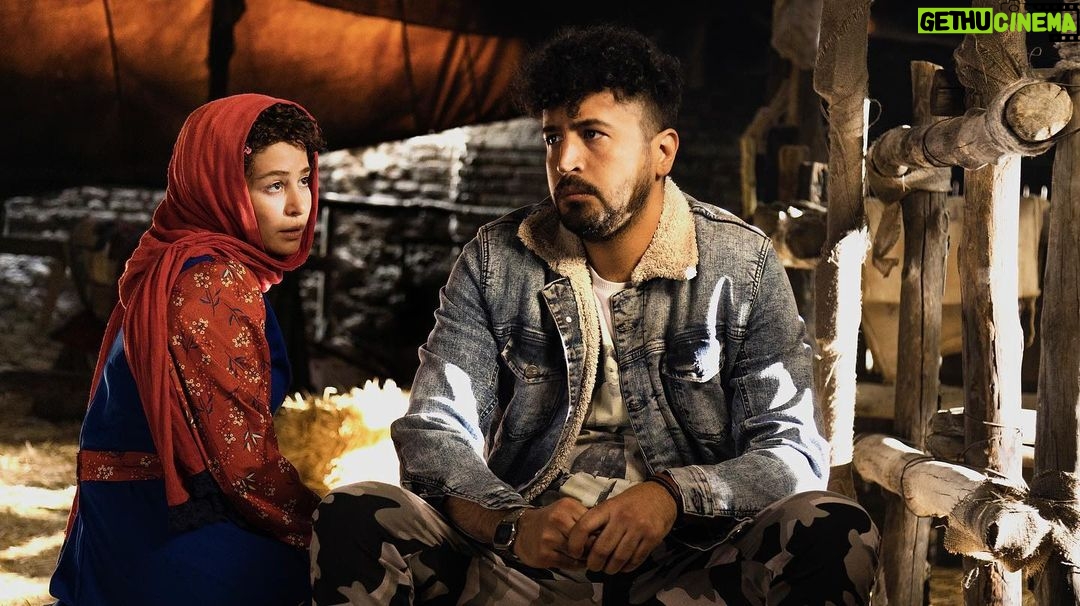 Elnaz Habibi Instagram - رونمایی از نخستین تصویر/ فیلمبرداری «شهسوار» به پایان رسید نخستین تصویر از فیلمسینمایی «شهسوار» تازهترین اثر حسین نمازی همزمان با پایان فیلمبرداری این پروژه منتشر شد. در «شهسوار» مهرداد صدیقیان و الناز حبیبی ایفای نقش میکنند و نام سایر بازیگران اصلی این فیلمسینمایی بهزودی رسانهای خواهد شد. حسین نمازی که کارگردانی و نویسندگی «شهسوار» را برعهده دارد پیش از این، تجربه موفق «شادروان» و «آپاندیس» را در کارنامه خود ثبت کردهاست. داستان «شهسوار» طی سه شبانه روز و در یک مراسم عروسی رخ میدهد. این فیلم سینمایی محصول بنیاد سینمایی فارابی است که با مشارکت بخش خصوصی تولید شده است. سایرعوامل فیلم سینمایی «شه سوار» عبارتند از: تهیه کننده اجرایی: سعید عطایان، مشاور تهیه کننده: سعید خانی، مجری طرح و مدیر تولید: پیمان حجازی، مدیرفیلمبرداری: مسعود سلامی، فیلمبردار: حامد اوتادی، طراح گریم: امید گلزاده، طراح صحنه: وحید زارعمند، طراح لباس: فاطمه صفریزاده، مدیر صدابرداری: امیر عاشق حسینی، برنامه ریز: مسعود میمی، دستیار اول کارگردان: سعید بیات، منشی صحنه: حمیرا نعمتاله، جانشین مدیر تولید: شهرام شاهرخ، مدیر تدارکات: محسن قراخانلو، مدیر مالی: داود رواقی، تصویربردار پشت صحنه: شیما رییسی، عکاس: ریحانه زنگنه.