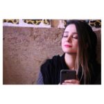Elnaz Habibi Instagram - مى بندم اين دو چشم پر آتش را تا ننگرد درون دو چشمانش تا داغ و پر تپش نشود قلبم از شعله نگاه پريشانش مى بندم اين دو چشم پر آتش را تا بگذرم ز وادى رسوايى تا قلب خامُشم نكشد فرياد رو ميكنم به خلوت و تنهايى... #فروغ #پاييز🍁 عكس از نگاه زيباى ياسمن عزيزم 📸 @yasaman._.az ☘️
