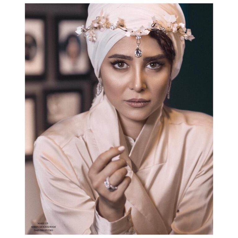 Elnaz Habibi Instagram - من تماشاى تو مى كردم و غافل بودم كز تماشاى تو خلقى به تماشاى منند🌸 makeup artist🎨 @shirin_moghaddam