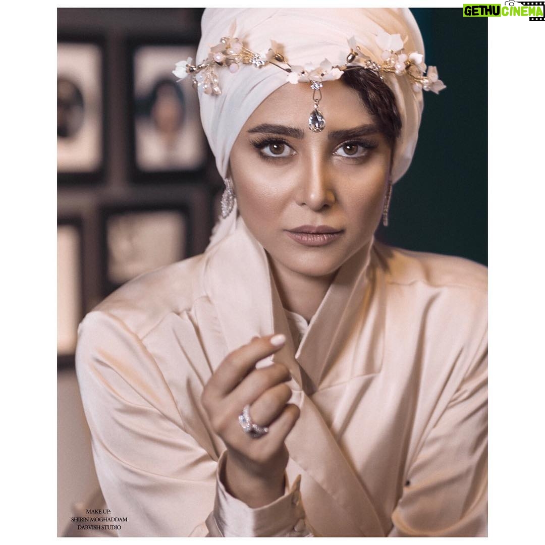Elnaz Habibi - 110.2K Likes - من تماشاى تو مى كردم و غافل بودم
كز تماشاى تو خلقى به تماشاى منند🌸
makeup artist🎨 @shirin_moghaddam