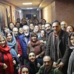 Elnaz Habibi Instagram - تمام لذت من از بازیگری لحظه هاییست که روی صحنه ام ، تئاتر ؛ این زیست مشترک و حقيقى ، این زندگی که لحظه به لحظه در روح و جان جریان دارد بازيگرى را براى من معنا میکند ... گاهی به اقتضای شرايط ، مسائل و مصائب مختلف به ناچار کار هایی را انجام میدهیم که انتخابشان خلاف میل است و علاقه ... اما ثانیه‌ ثانیه ی روی صحنه بودن به منِ بازیگر ثابت ميكند كه بازيگرى يعنى خود معجزه ... و چه زيبا تر و كامل تر مى شود اين تجربه وقتى كنار يك گروه همدل و درجه يك باشى ، اميد خان ، نازنين جان ، مهسا جان ، سوده جان ، سوگل جان ، ياسى جان ، سيمين جان ،نورى جان، ماريا جان،صادق جان، عاطفه خانوم و امير حسين عزيز از اينكه چند ماه كنارتون و همراهتون زندگى كردم به خودم افتخار ميكنم ... پ.ن : قاب صفحه دوم با حضور مفاخر و عزيزانمون موند به يادگار از شب آخر اجراى قشنگمون كه با حضور جناب فرهادى شد نورالانور . . . زاغولى مفصل دلتنگت ميشم 😉
