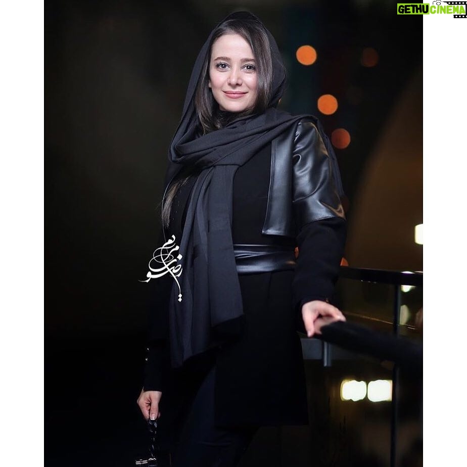 Elnaz Habibi Instagram - اكران فيلم خجالت نكش ديروز در پرديس ملت به گارگردان رضا مقصودى و تهيه كننده امير پروين حسينى و با بازى درخشان احمد مهرانفر و شبنم جان مقدمى #سى_و_ششمين_جشنواره_فيلم_فجر Derss designer: @tooka__design