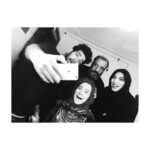 Elnaz Habibi Instagram - داستان اين عكس اينجوريه كه من و سايه و سيامك داشتيم عكس ميگرفتيم كه امير خان به ما ملحق شدن ، صورت هاى ما خيلى ساده توى عكسهاى قبل حضور امير خان موجود هست ، اميرخان اومدو پيشنهاد داد كه همه قيافتون رو به اين ☝🏼شكل كه در عكس هست دربياريم، متوجه شديد همهههههه ، ولى نتيجه عكس شد اينكه ما شديم شبيه گودزيلا (سايه و سيامك نه فقط من )ولى بعضى ها كه امروز تولدشون هم هست خيلى شييييك افتادن 🎂 شما بسيار دوست داشتنى و با معرفت هستى امير خان هميشه سلامت باشى وشاد🌺💐🎂 @amirjafari4 @saye_gholami @siamakahmadii