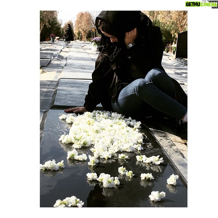Elnaz Habibi Instagram - ...الهى هيچكس وقت دلتنگى جاى تن گرم مادرش سنگ قبر سرد و بغل نگيره ١١سال گذشت