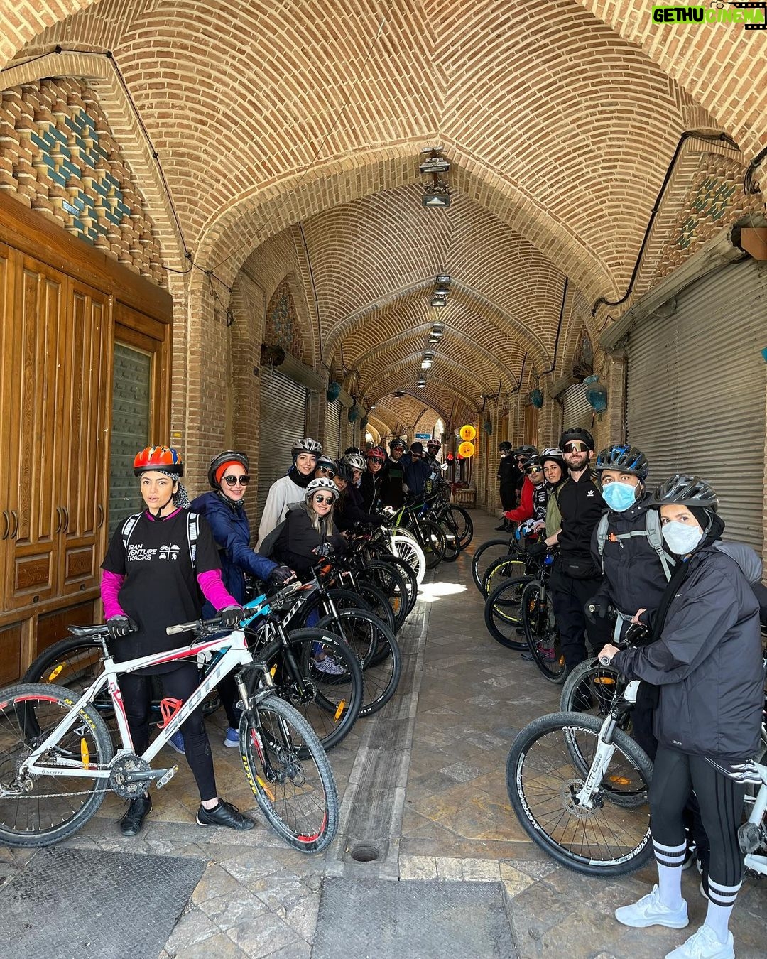 Elnaz Habibi Instagram - ۵/۱/۱۴۰۱ جمعه تور تهرانگردی با یه عالمه بچه های باحال🚴🏼♀️ @shirinkarimi_nailartist @hadizomorrodinia @ivtbike
