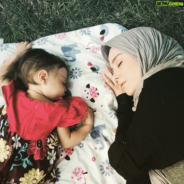 Elnaz Habibi Instagram - امروز من و فرشته كوچولو 👼🏼 تو آفتاب ☀️