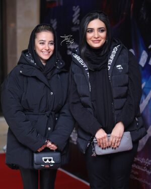 Elnaz Habibi Instagram - اکران مردمی فیلم صحنه زنی در کنار دوست عزیزم لیندا کیانی❤️

 @sadaf.ariandoost📸

@bobbin__design 🧥❤️
