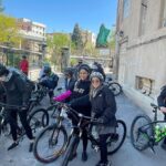 Elnaz Habibi Instagram - ۵/۱/۱۴۰۱ جمعه تور تهرانگردی با یه عالمه بچه های باحال🚴🏼‍♀️ @shirinkarimi_nailartist @hadizomorrodinia @ivtbike