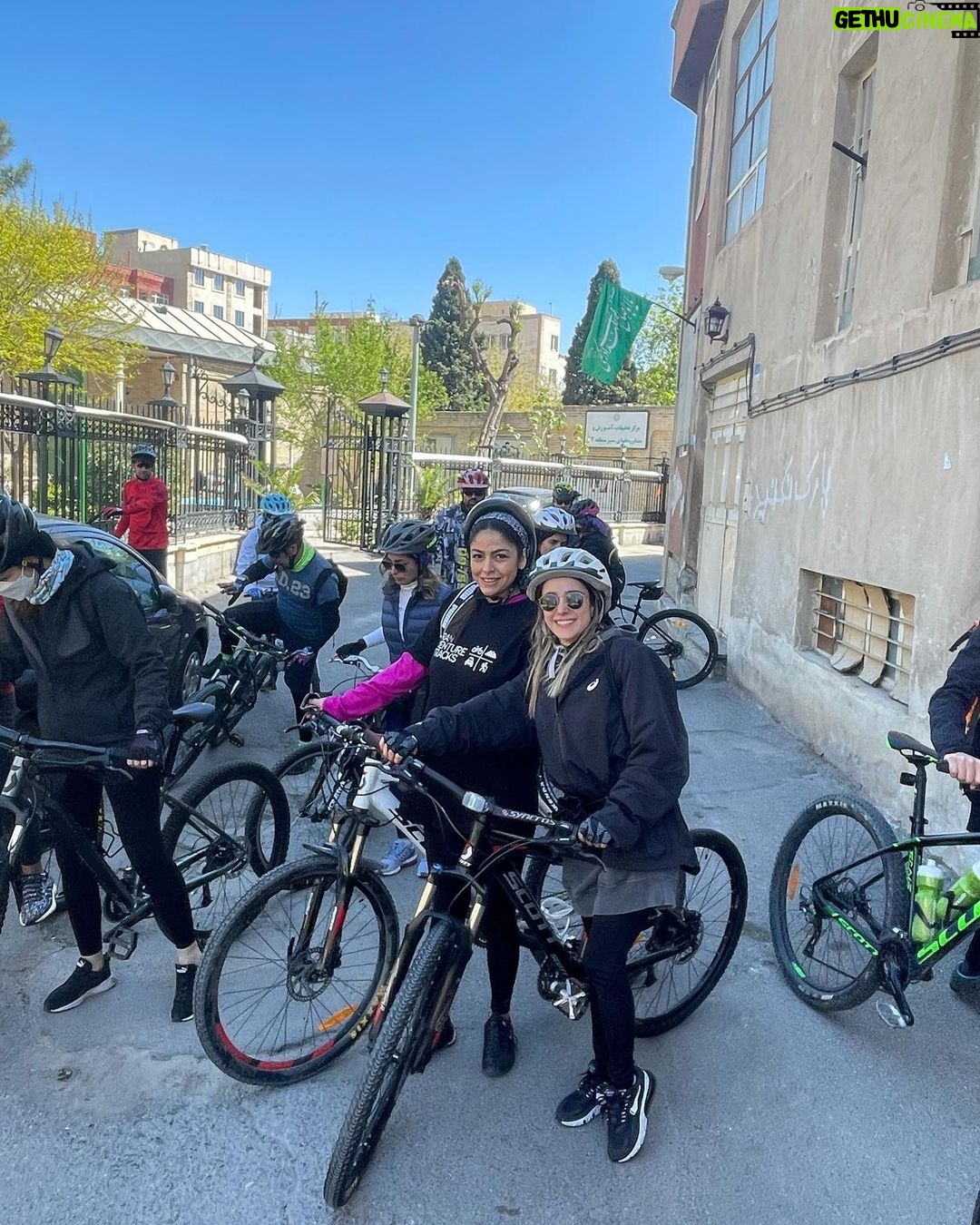 Elnaz Habibi Instagram - ۵/۱/۱۴۰۱ جمعه تور تهرانگردی با یه عالمه بچه های باحال🚴🏼♀️ @shirinkarimi_nailartist @hadizomorrodinia @ivtbike