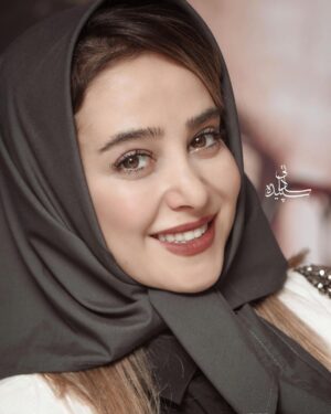 Elnaz Habibi Instagram - ممنون از همه عزیزانی که در یاد بود زنده یاد علی انصاریان در  روز اول اکران فیلم رُمانتیسم عماد و طوبا ما رو همراهی کردند.
#سینما_فرهنگ
#زنده_یاد_علی_انصاریان
@husseinjavid ❤️❤️