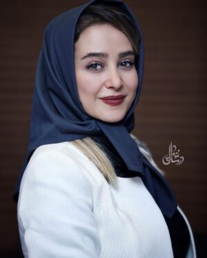 Elnaz Habibi Instagram - ممنون از همه عزیزانی که در یاد بود زنده یاد علی انصاریان در  روز اول اکران فیلم رُمانتیسم عماد و طوبا ما رو همراهی کردند.
#سینما_فرهنگ
#زنده_یاد_علی_انصاریان
@husseinjavid ❤️❤️