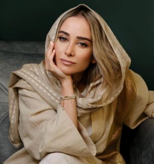Elnaz Habibi Instagram - برای من
بعد‌از یک هفته و اندی 
نه چیزی مبارک است
نه حالی خوش است
و
نه حقیقتا کیفی کوک
و نه خیلی چیز های خوب دیگر ...!
با وجود همه ی این‌ «نه» ها
تمام قَد ممنون و سپاسگزارم که این حقیر را لایق لطف و تبریک برای تولدی دانستید 
که در این زمانه نمی دانم پایانش یک ثانیه دیگر است
یا چند سال دیگر ...
۲۱ مرداد
روزی که‌ آمدم 

  @hairartist.elahe 
@royalsalonfamily 
.
.
@delvan_galleria