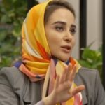 Elnaz Habibi Instagram - . 🔸 یعنی خاک بر سرت خسرو!! . چالش خسرو و رومینا، این‌بار شاید به نفع خسرو تموم شه 😁 با اومدن طرفدار خسرو به جمع مردم معمولی، شاید تصمیم رومینا درباره‌ی خسرو عوض شه 😍 . ⁉️ تو فکر میکنی رومینا هم خسرو رو دوست داره؟ . ‌⏰ یادت نره قسمت جدید «مردم معمولی» رو می‌تونی فردا ساعت هشت صبح در فیلیمو تماشا کنی. . ‌@filimocom @mardomemamuli
