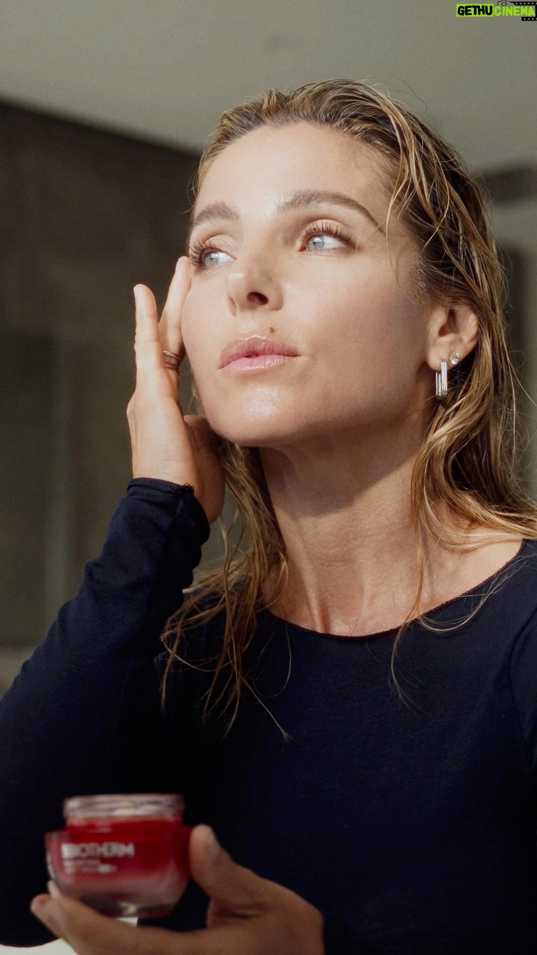 Elsa Pataky Instagram - Con el paso del tiempo la piel pierde su firmeza. Por eso me cuido y protejo cada mañana con mi aliado: nueva crema Blue Peptides SPF 30 de @Biotherm #ReafirmaTuBelleza #Skincare #SkinFit #biotherm