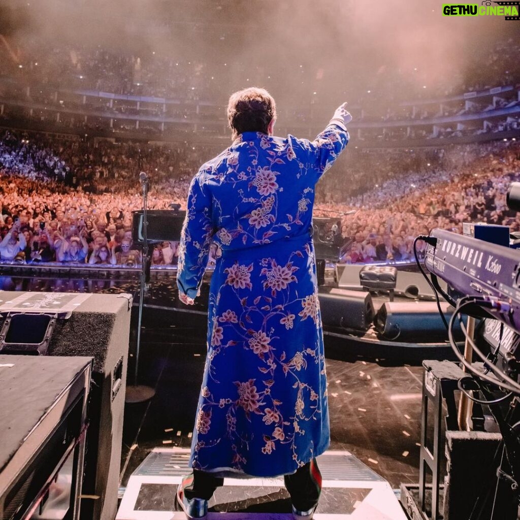 Elton John Instagram - Farewell London 🫶🏼 #eltonfarewelltour 📸: @bengibsonphoto O2 Arena London