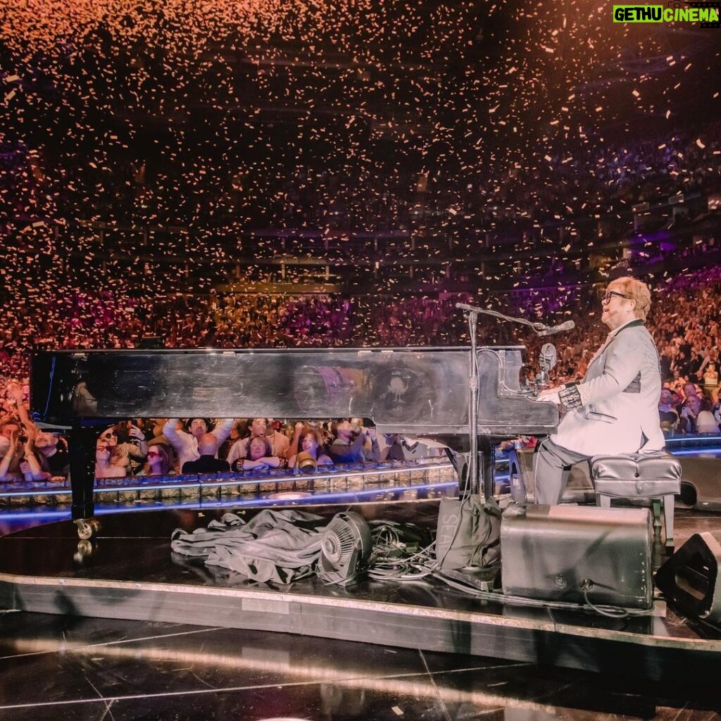 Elton John Instagram - Farewell London 🫶🏼 #eltonfarewelltour 📸: @bengibsonphoto O2 Arena London