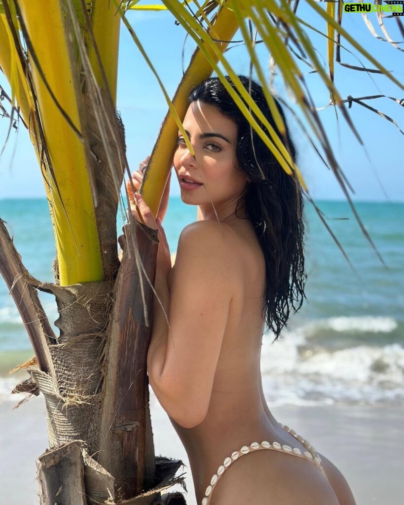 Emeraude Toubia Instagram - Sending you Christmas love from paradise 🌴🐚🩵