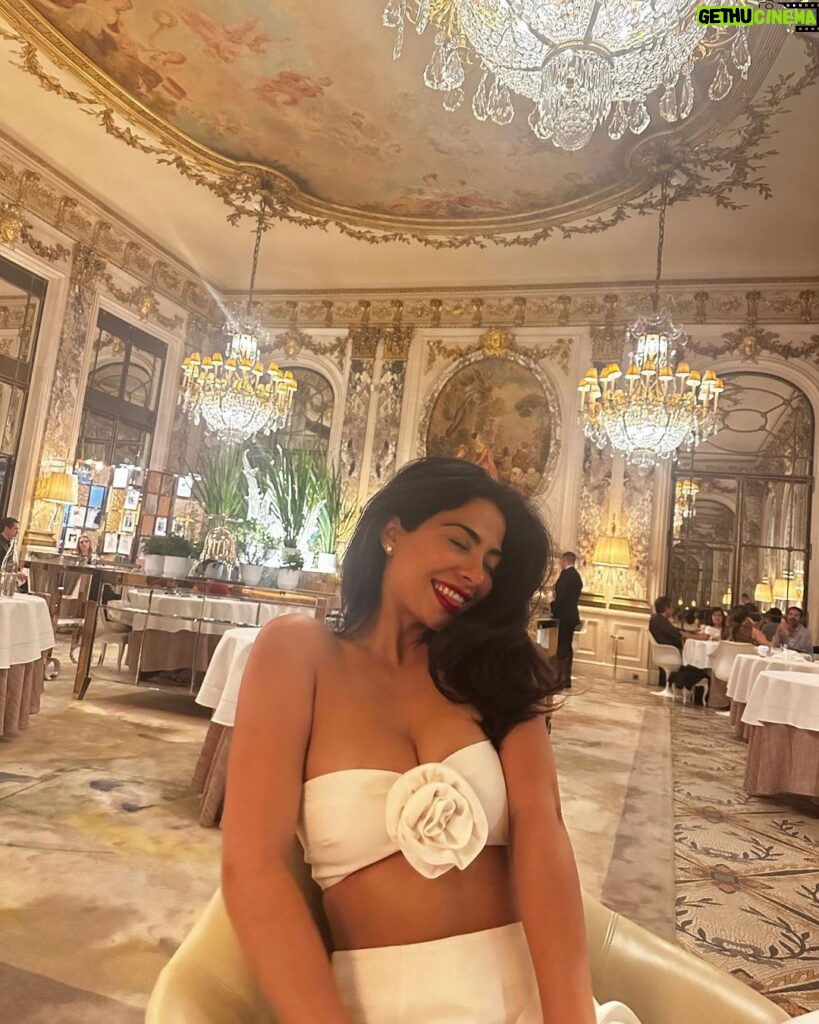 Emeraude Toubia Instagram - Beautiful dinner with @lancomeofficial team! 🤍🌹 Le Meurice