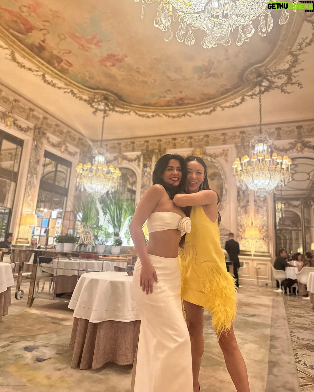 Emeraude Toubia Instagram - Beautiful dinner with @lancomeofficial team! 🤍🌹 Le Meurice