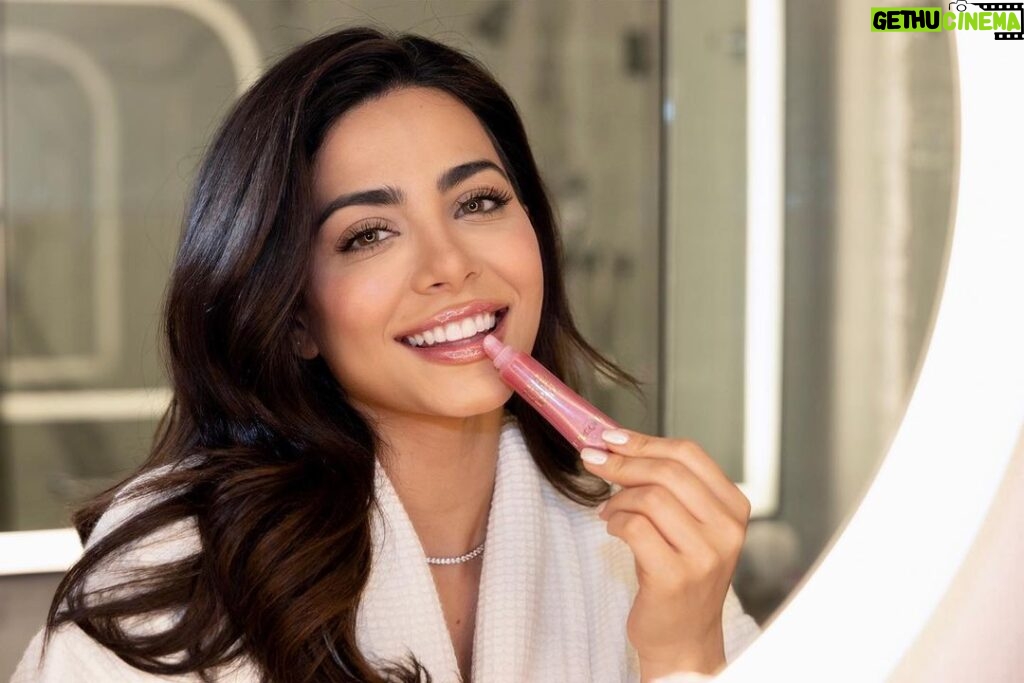 Emeraude Toubia Instagram - New obsession!! Juicy Tubes lipgloss! p.s. best kissing gloss 💋 Last day to shop 30% off my @lancomeofficial favorites! Link in bio ✨🤍 Los Angeles, California