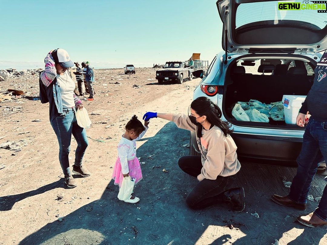 Emeraude Toubia Instagram - Our fourth holiday season meeting and sharing with the most noble people I’ve ever met. The local landfill is their home. It is so humbling and inspiring to see the pride in those who take what we discard and make life. Let’s not discard them too Nuestra cuarta temporada navideña reuniéndonos y compartiendo con las personas más nobles que he conocido. El vertedero local es su hogar. Es tan inspirador ver el orgullo en aquellos que toman lo que descartamos y hacen vida. No los descartemos a ellos también