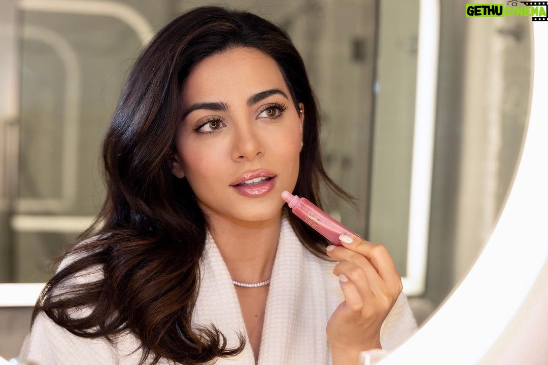 Emeraude Toubia Instagram - New obsession!! Juicy Tubes lipgloss! p.s. best kissing gloss 💋 Last day to shop 30% off my @lancomeofficial favorites! Link in bio ✨🤍 Los Angeles, California