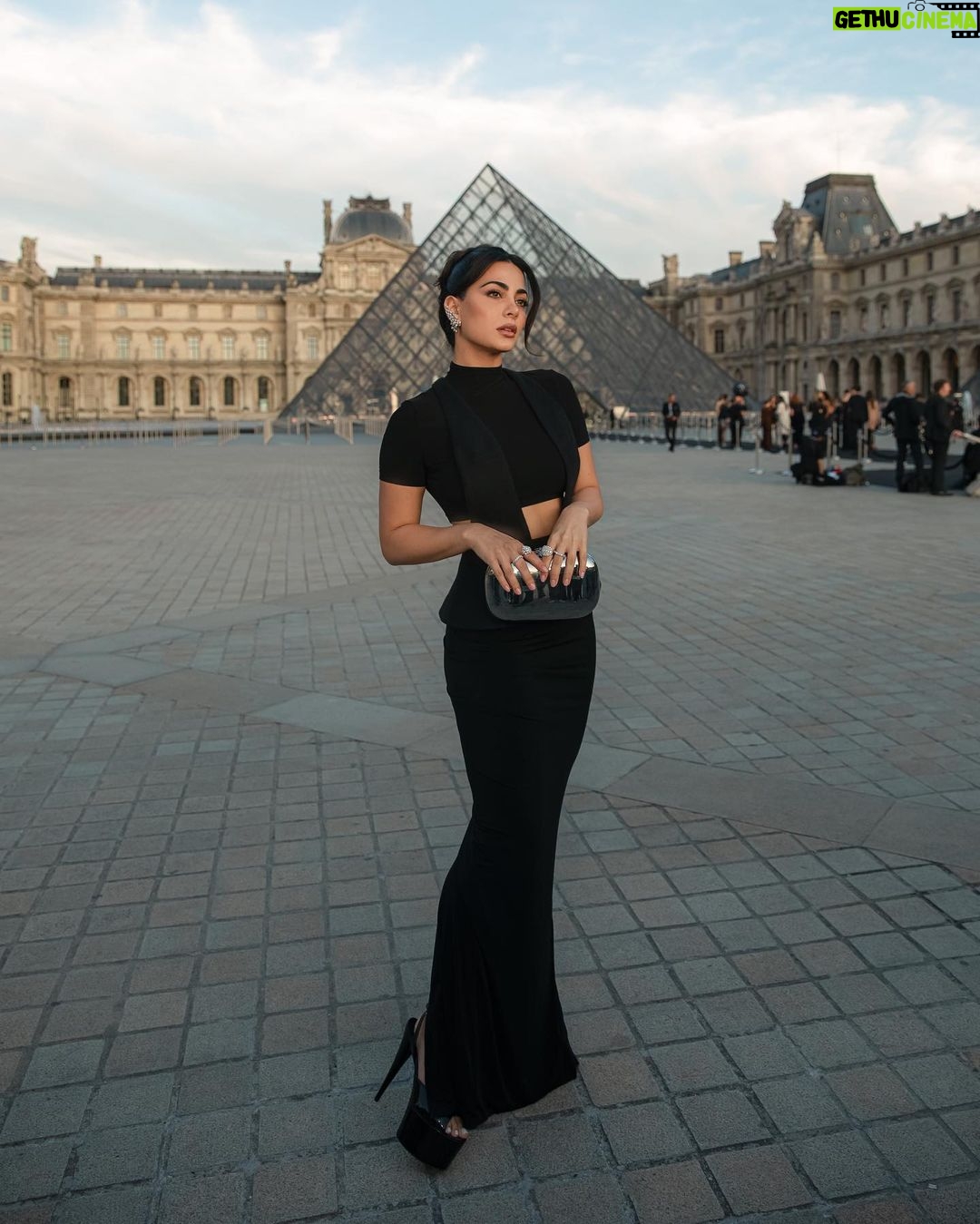 Emeraude Toubia Instagram - 馃 Vera Wang x Lanc么me x Louvre 馃