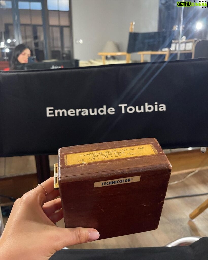 Emeraude Toubia Instagram - This little wooden box contains the camera filters used on Scarlet O’Hara (Vivien Leigh) in GONE WITH THE WIND. Almost 100 years later it was used, on me, today on @withloveonprime ! Honored to be a part of the great heritage of the Golden Age of Hollywood. Such a privilege to share this magical filter with the legendaries. Perks of working with the incredible @stevegainer_asc_ask ! Thank you for finding my light! ✨ Hollywood, California