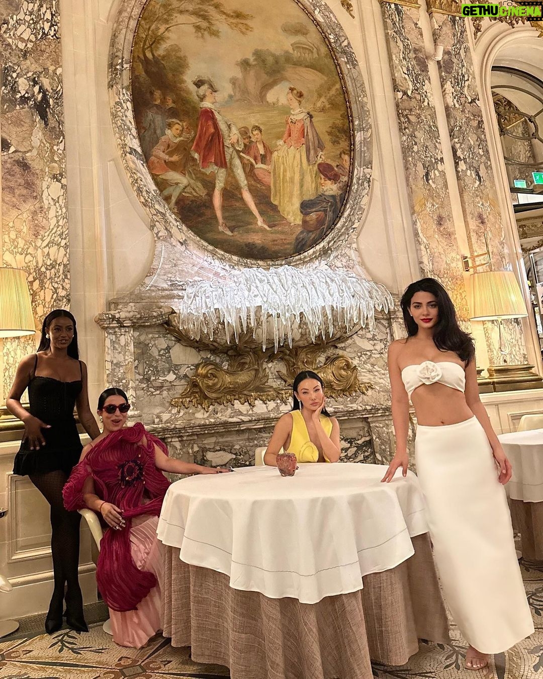 Emeraude Toubia Instagram - Beautiful dinner with @lancomeofficial team! 🤍🌹 Le Meurice