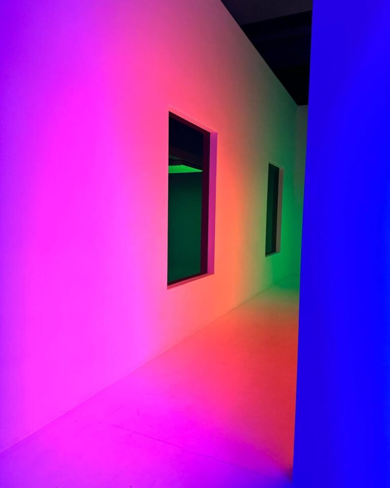 Emeraude Toubia Instagram - color in time and space. Chromosaturation by Carlos Cruz Diez The Museum of Contemporary Art