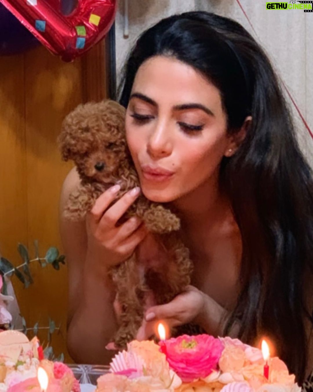Emeraude Toubia Instagram - To my forever favorite view My favorite morning kisses My unconditional Happy birthday @hellogoldiee 💕✨
