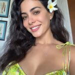 Emeraude Toubia Instagram - Beach glow makeup look with @lancomeofficial from paradise! 🌺 #LancômePartner