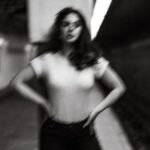 Emeraude Toubia Instagram – One more prolonged moment where time suspends indefinitely 

📷: @erickhercules
