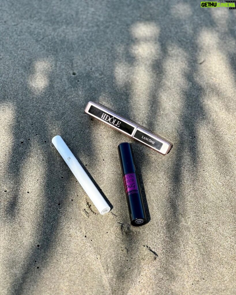 Emeraude Toubia Instagram - Celebrating the holidays beach style with my @lancomeofficial mascara cocktail mix!! I start with CILS Booster XL primer, then my all-time favorite, Lash Idôle and finally sprinkling in Monsieur Big! Sunsets on the beach, footprints in the sand, stars in the sky, and Lancôme’s sparkles in my eyes ✨ #LancomePartner #LancomeLashes #LancomeMascara #MascaraCocktailing