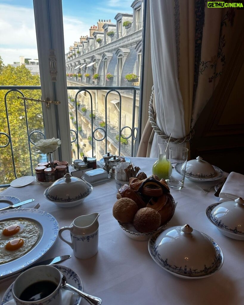Emeraude Toubia Instagram - Paris, je t’aime. Thank you for the beautiful memories 🤍✨ Paris, France