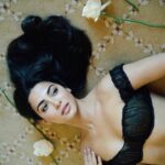 Emeraude Toubia Instagram - Pasarán más de mil años, muchos más Yo no sé si tenga amor la eternidad Pero allá, tal como aquí En la boca llevarás Sabor a mí Paris, France