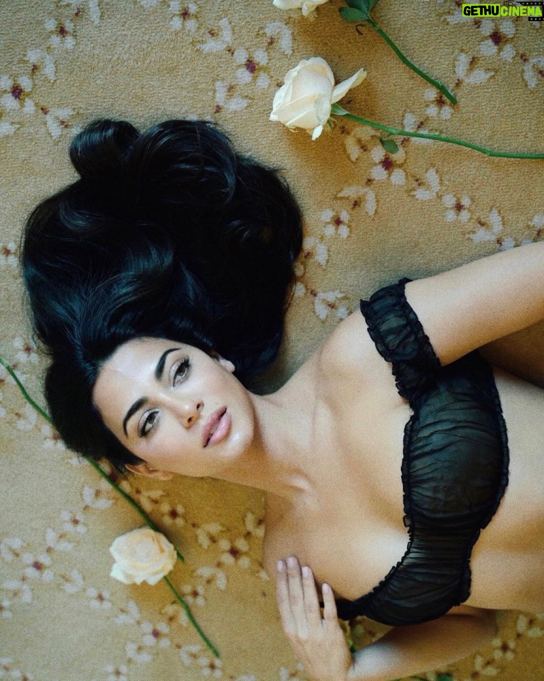 Emeraude Toubia Instagram - Pasarán más de mil años, muchos más Yo no sé si tenga amor la eternidad Pero allá, tal como aquí En la boca llevarás Sabor a mí Paris, France