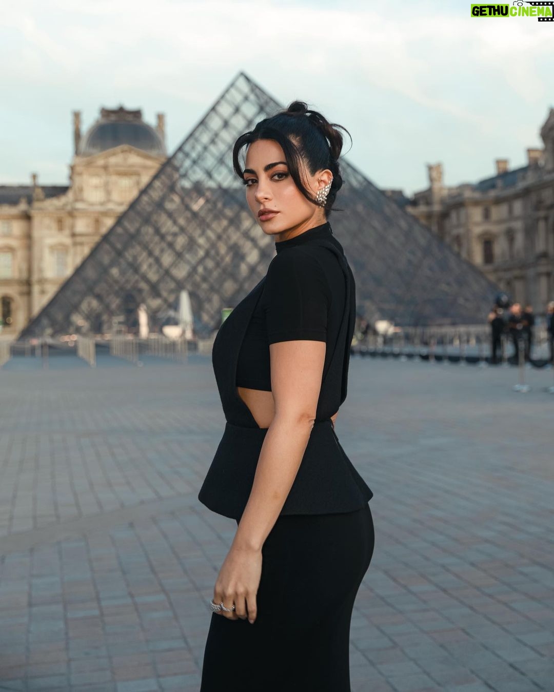 Emeraude Toubia Instagram - 馃 Vera Wang x Lanc么me x Louvre 馃