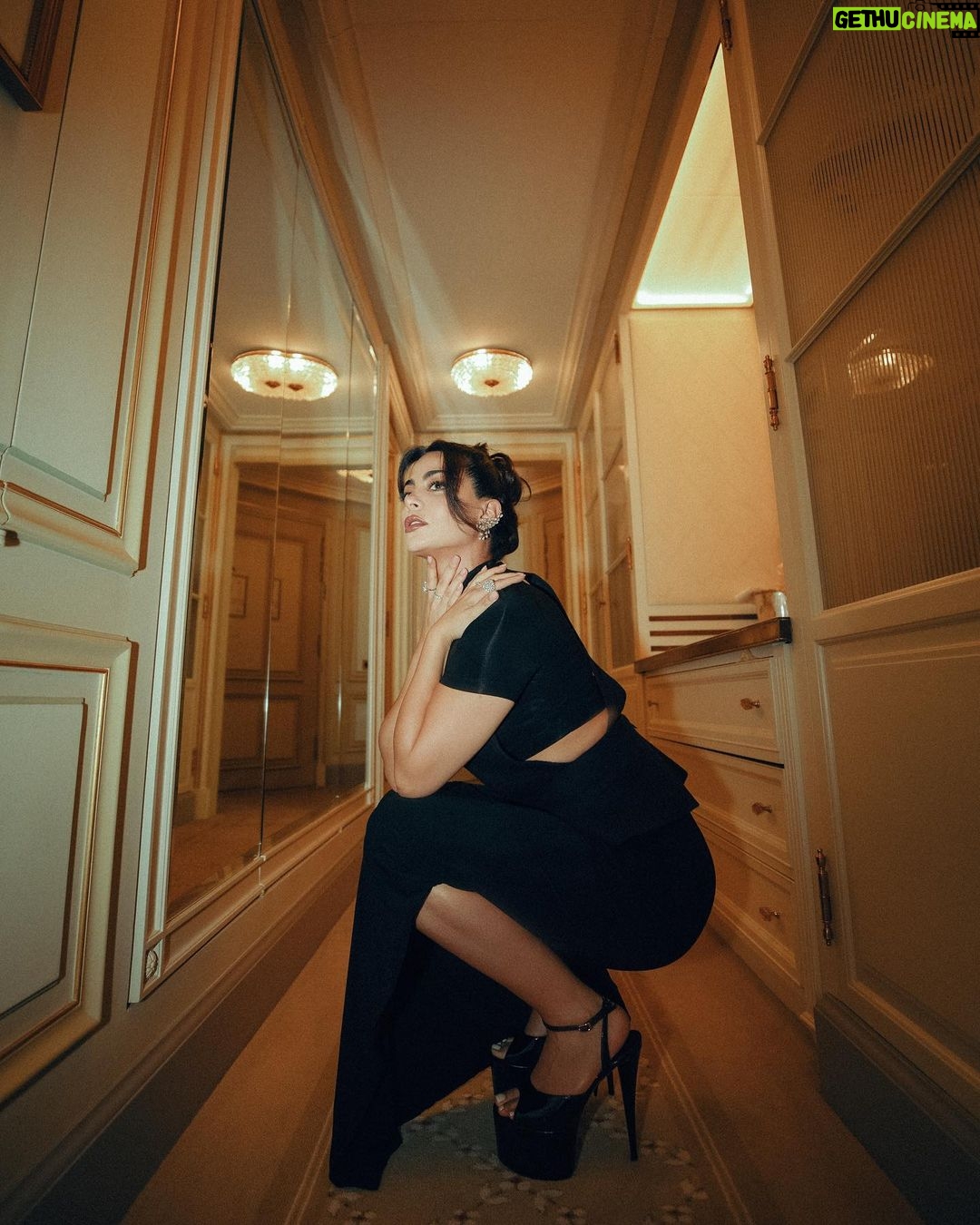 Emeraude Toubia Instagram - 🖤 @verawang X @lancomeofficial X @museelouvre 🖤 Look: Vera Wang @verawanggang @verawang Shoes: @giuseppezanotti Clutch: @jeffreylevinson Jewlery: @yessayan @grownbrilliance Styling: @bradgoreski Paris, France