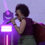 Emicida Instagram - Ah minha amiga, irmã mais velha que a música me deu, que dor receber a notícia de sua partida. Sobretudo em um momento em que me encontro tão triste. Passei o final de semana a ouvir sua voz nas canções e a lembrar das vezes em que pudemos estar juntos. Sua voz me abraçou em momentos muito difíceis da vida, foi assim que me converti em seu fã, no dia em que fomos juntos para nosso concerto eu mal consegui me alimentar de nervosismo, tremia e tudo, afinal iria subir ao palco com a mestra! Que sonho! Ontem Capicua, nossa amiga, me ligou pra comunicar sua partida, fiquei sem chão. Quando te conheci pessoalmente você já estava nessa batalha tão difícil, dura e injusta. Me impressionava ver como mesmo diante de um desafio imenso, você se mantinha mais imensa ainda e radiante! Eu voltei e fui fazer meus sons para que eles brilhassem como a sua aura, AmarElo bebeu daí também. Muita luz. Um imenso sol cabo-verdeano. Você sempre com um sorriso no rosto e notas musicais para partilhar com os sortudos que éramos por poder te ouvir e também por poder partilhar algumas fagulhas de tempo contigo. Não irei me acostumar com sua ausência, com a ausência de sua voz dizendo coisas bonitas. Obrigado um milhão de vezes parece tão pouco. Parece nada, principalmente perto da saudade que já sinto… Agradeço ao universo por poder partilhar alguns momentos contigo. Sempre especiais. Porém não posso deixar de dizer que dói muito saber que não nos encontraremos mais nesse plano, onde eu fazia minha cara de mau, afinal é isso o que rappers fazem e você ria, enquanto dizia pra perder essa mania de fingir que nada sentes… Prometo que vou perder, prometo… Obrigado Sara, que a terra lhe seja leve. 😢