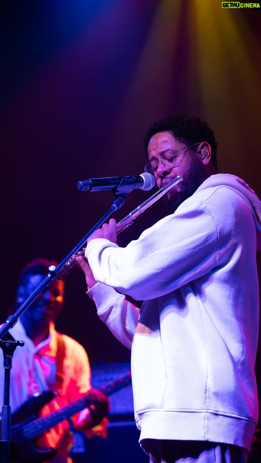 Emicida Instagram - Noite especial, nossa primeira vez aqui no Colorado em Boulder no @foxtheatreco. AmarElo segue ganhando o mundo, amanhã será a vez de Berkley no @theuctheatre 💛🌿 The Fox Theatre