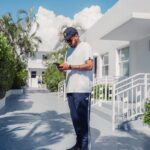 Emicida Instagram - Seguimos com o dump de lançamento da nossa turnê norte-americana com AmarElo. Não podemos deixar de agradecer ao @airbnb por receber a gente com tanto carinho em Los Angeles e Miami. 🌿🔥 #ParceriaAirbnb #Publicidade