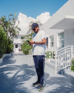Emicida Instagram - Seguimos com o dump de lançamento da nossa turnê norte-americana com AmarElo. Não podemos deixar de agradecer ao @airbnb por receber a gente com tanto carinho em Los Angeles e Miami. 🌿🔥 #ParceriaAirbnb #Publicidade