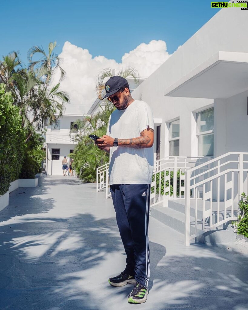 Emicida Instagram - Seguimos com o dump de lançamento da nossa turnê norte-americana com AmarElo. Não podemos deixar de agradecer ao @airbnb por receber a gente com tanto carinho em Los Angeles e Miami. 🌿🔥 #ParceriaAirbnb #Publicidade