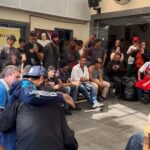 Emicida Instagram - Estive com o @padrejulio.lancellotti no café da manhã com irmãos e irmãs em situação de rua. Se puder contribuir, são muitos itens necessários de higiene como creme dental, escova de dentes, sabonete, absorvente, desodorante. Outros itens importantes que nem sempre são lembrados como cuecas, chinelos e meias também fazem muita diferença. Ajude o trabalho da Paróquia de São Miguel Arcanjo; Chave Pix: 63.089.825/0097-96. Para mais informações siga o perfil @padrejulio.lancellotti Acervo: @lab_fantasma