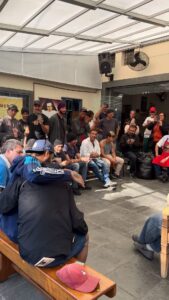 Emicida Instagram - Estive com o @padrejulio.lancellotti no café da manhã com irmãos e irmãs em situação de rua. Se puder contribuir, são muitos itens necessários de higiene como creme dental, escova de dentes, sabonete, absorvente, desodorante. Outros itens importantes que nem sempre são lembrados como cuecas, chinelos e meias também fazem muita diferença. Ajude o trabalho da Paróquia de São Miguel Arcanjo; Chave Pix: 63.089.825/0097-96. Para mais informações siga o perfil @padrejulio.lancellotti Acervo: @lab_fantasma