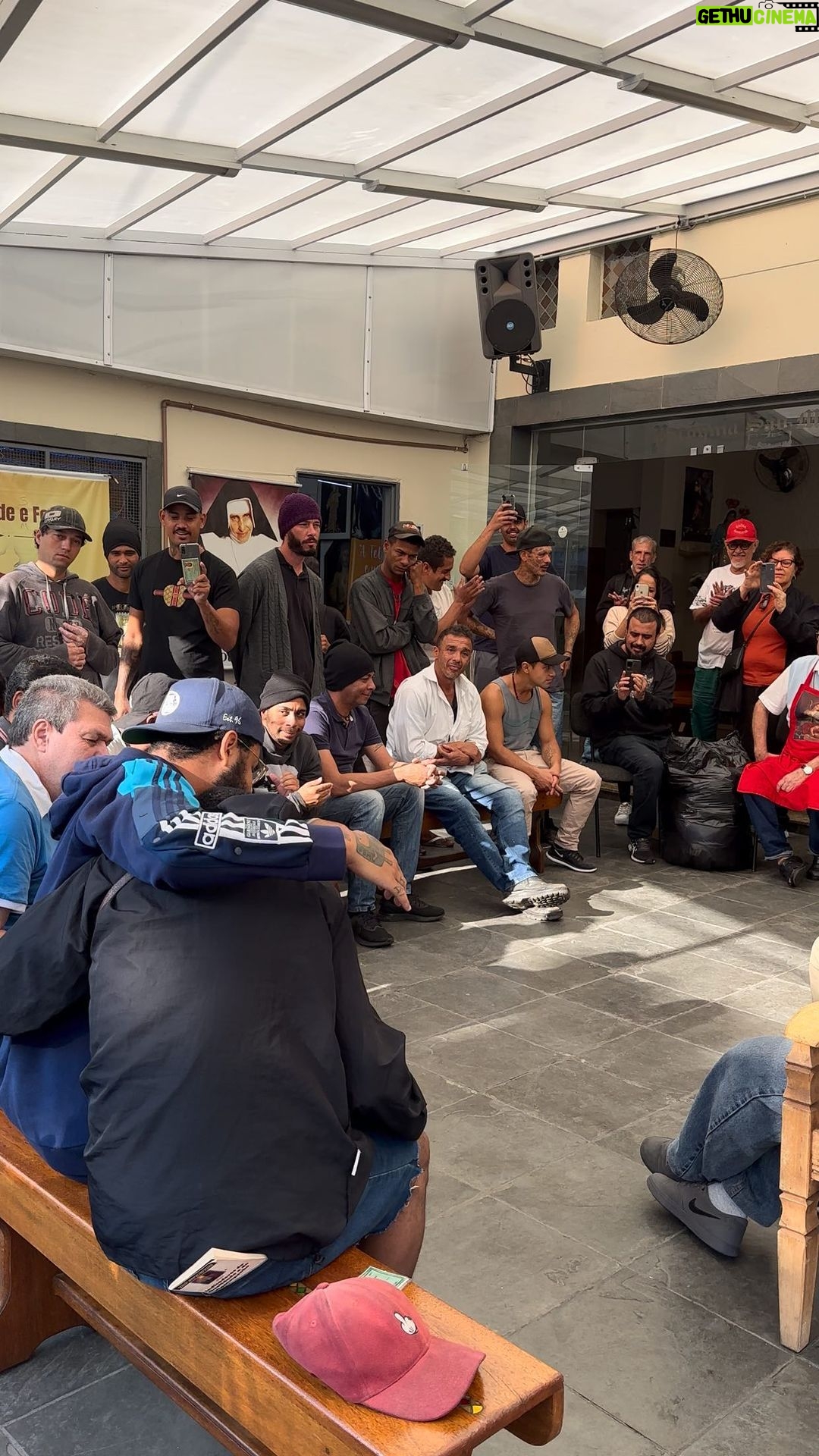 Emicida - 121.8K Likes - Estive com o @padrejulio.lancellotti no café da manhã com irmãos e irmãs em situação de rua. Se puder contribuir, são muitos itens necessários de higiene como creme dental, escova de dentes, sabonete, absorvente, desodorante. Outros itens importantes que nem sempre são lembrados como cuecas, chinelos e meias também fazem muita diferença.
Ajude o trabalho da Paróquia de São Miguel Arcanjo; Chave Pix: 63.089.825/0097-96. Para mais informações siga o perfil @padrejulio.lancellotti
Acervo: @lab_fantasma
