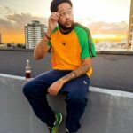 Emicida Instagram - Esse drop da @adidasbrasil com @walesbonner tá impecável! Muita sensibilidade e bom gosto da @walesbonner no desenho das peças 🔥 📸 @julioproduz Acervo: @lab_fantasma #criadocomadidas #publicidade
