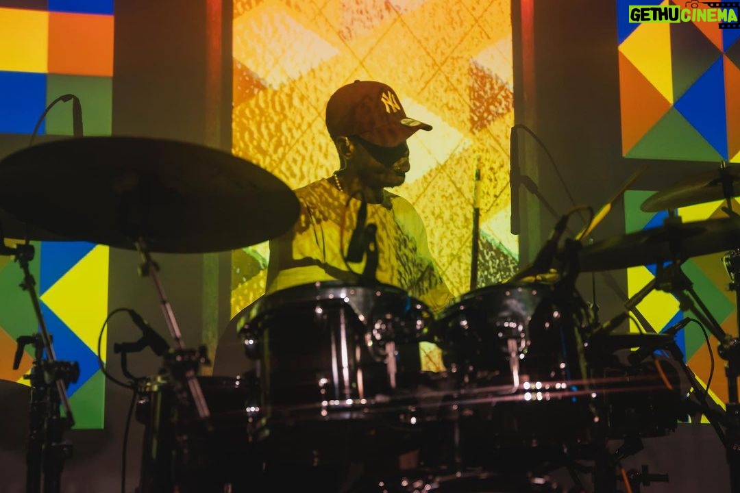 Emicida Instagram - Tem sido dias corridos. Mas gratificantes e de muito aprendizado também! Daqui a pouco atacamos em Miami. Mas só queria deixar registrado aqui o quanto Los angeles foi incrível ( thanks a lot @jazzisdead )e dizer para aquele menino lá do cachoeira, que um dia andou por aí, pra cima e pra baixo com um disco do Wu tang Clan nas mãos, que a continuidade dele pode trombar o Rza no estúdio e dizer a ele, as coisas que o menininho sonhava dizer se um dia acontecesse! Obrigado thank you gracias ありがと